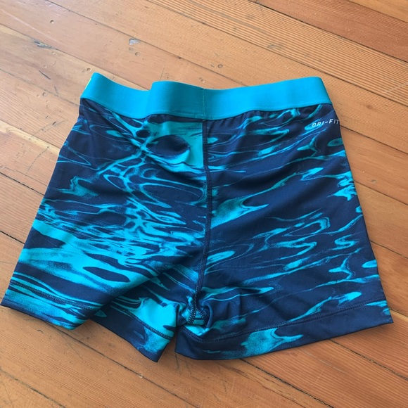 Nike compression shorts size M - Picture 2 of 2